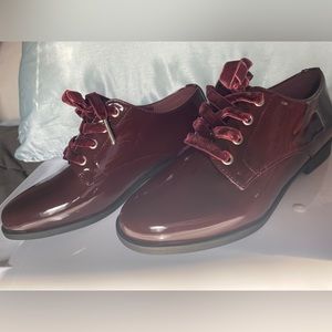 JustFab, size 6, burgundy, leather, suede laces with metal facets.